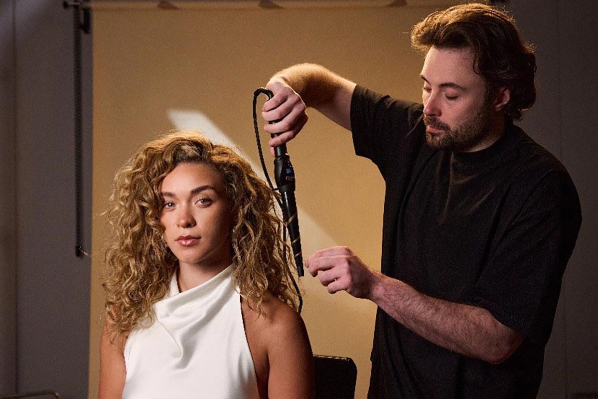 Wahl Pro Shine Conical Wand styling a model's hair